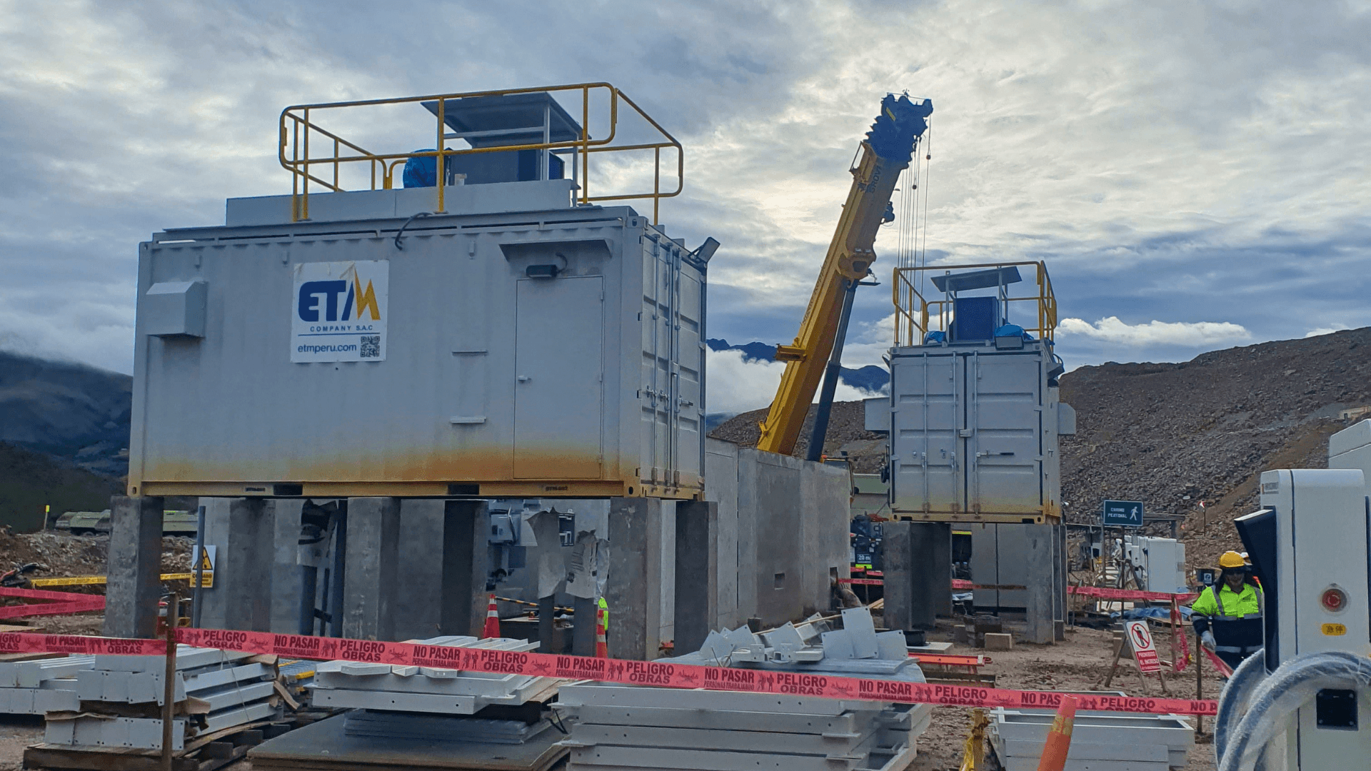 Mina La Arena: Infraestructura Eléctrica para Estaciones de Carga de Camiones Mineros